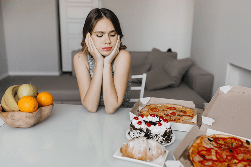 Femme face à de la mal bouffe